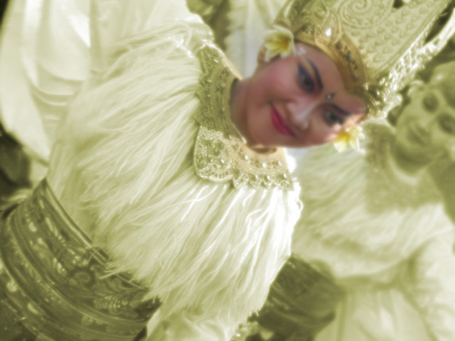 senyum penari