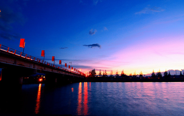 Di Bawah Jembatan