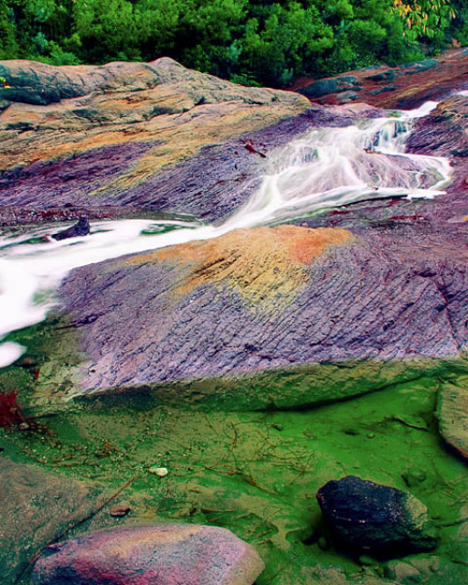 flowing sulphur