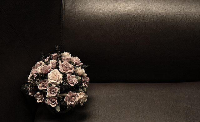 diujung sofa