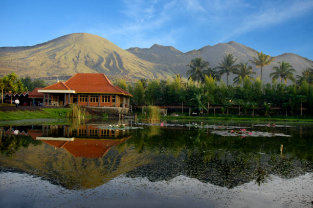 | rumah tepi danau |