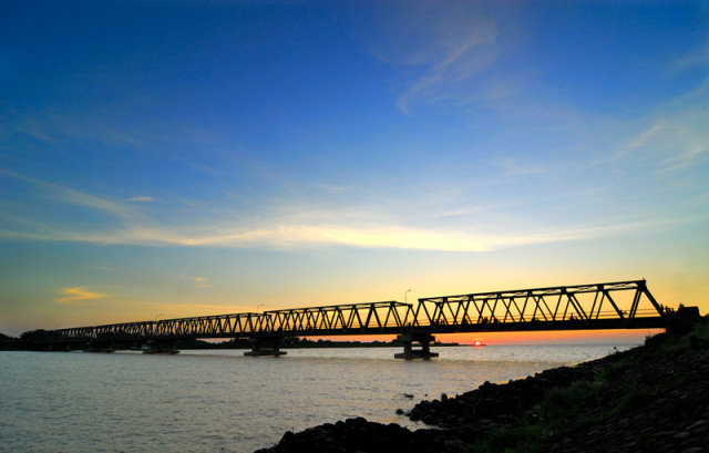 :: Under The Bridge ::