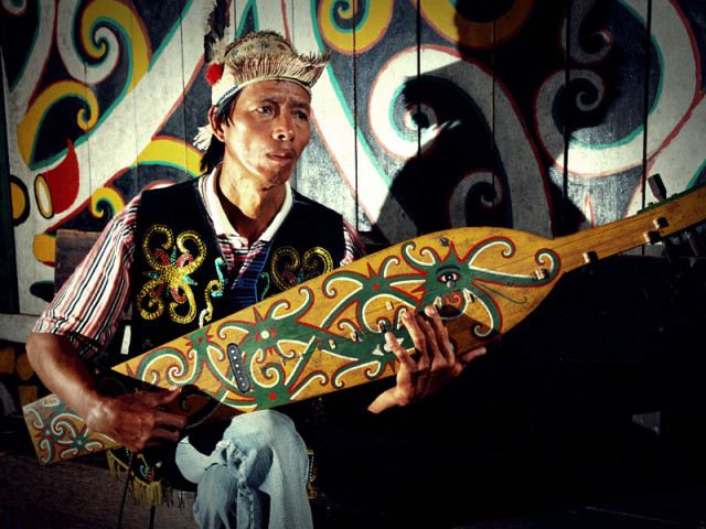 bermain gitar