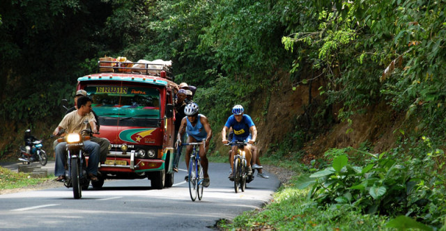 awas dibelakang ada lawan!!