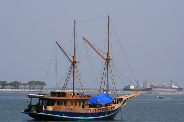 antara phinisi dan tangker