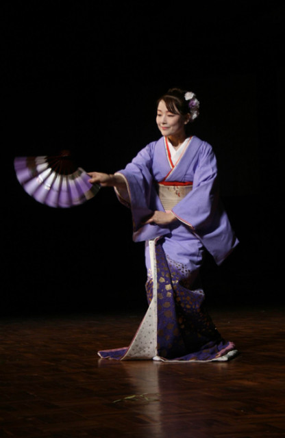 kipas wanita jepang