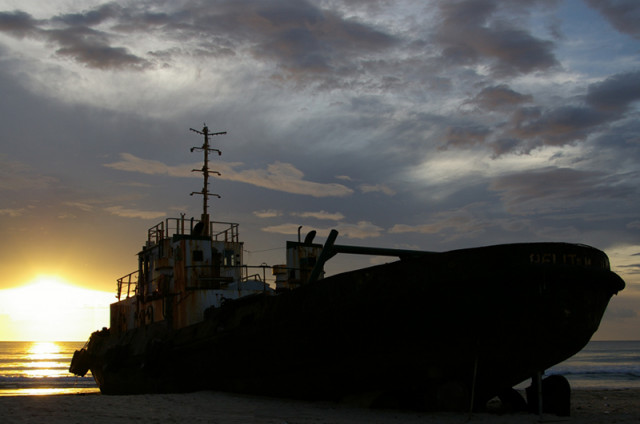 kapal terdampar