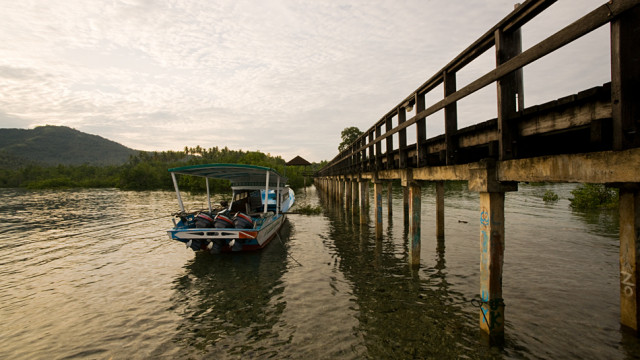 pagi di bawah dermaga