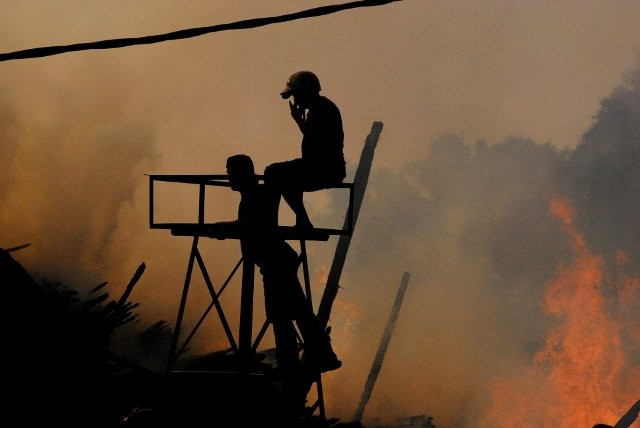 naik-naik melawan api