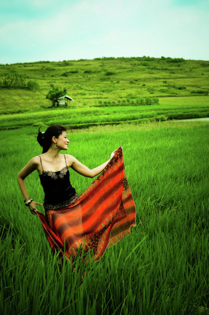Dewi Sri Menari Bergembira