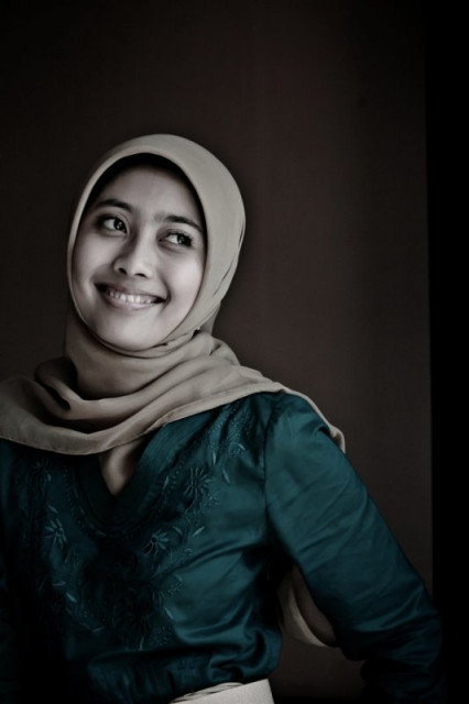 kurang lepas ah senyum nya neng...