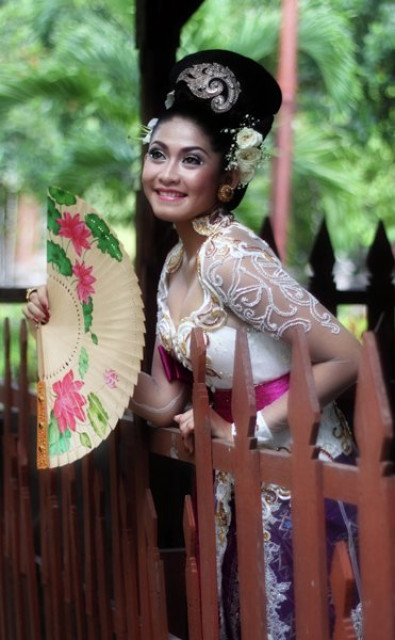 tersenyum