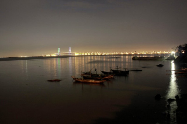 Jembatan Suromadu malam hari dari sisi Madura
